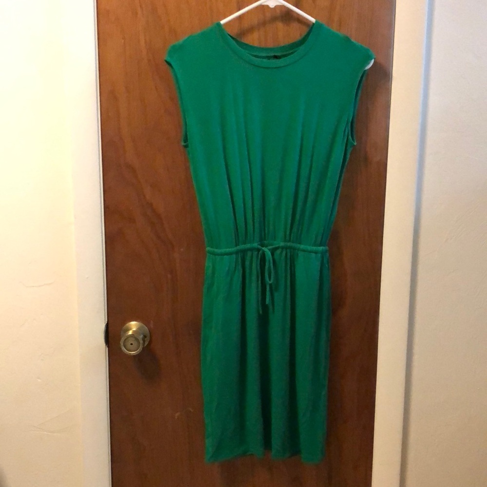 Kelly green tee shirt dress. With pockets!
